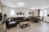 Neuwertige 4-Zimmer-Maisonettewohnung mit Loggia, Garage und modernem Wohnkomfort - Wohnzimmer (digitales staging)
