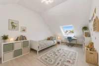 Neuwertige 4-Zimmer-Maisonettewohnung mit Loggia, Garage und modernem Wohnkomfort - Kinderzimmer (digitales staging)