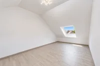 Neuwertige 4-Zimmer-Maisonettewohnung mit Loggia, Garage und modernem Wohnkomfort - Dachzimmer
