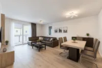 Neuwertige 4-Zimmer-Maisonettewohnung mit Loggia, Garage und modernem Wohnkomfort - Wohnzimmer (digitales Staging)