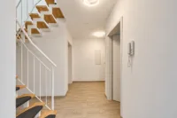 Neuwertige 4-Zimmer-Maisonettewohnung mit Loggia, Garage und modernem Wohnkomfort - Flur