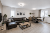 Neuwertige 4-Zimmer-Maisonettewohnung mit Loggia, Garage und modernem Wohnkomfort - Wohnzimmer (digitales staging)
