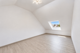 Neuwertige 4-Zimmer-Maisonettewohnung mit Loggia, Garage und modernem Wohnkomfort - Dachzimmer