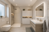 Neuwertige 4-Zimmer-Maisonettewohnung mit Loggia, Garage und modernem Wohnkomfort - Badezimmer (digitales staging)