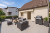Entkerntes Einfamilienhaus mit Entfaltungspotenzial & eindrucksvollem Fernblick über die Rheinebene - Staging: Terrasse