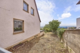 Entkerntes Einfamilienhaus mit Entfaltungspotenzial & eindrucksvollem Fernblick über die Rheinebene - Garten