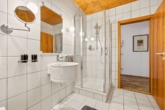 Exklusives Feriendomizil mit 4 Appartements und integriertem Wohnhaus in privilegierter Panoramalage - Badezimmer