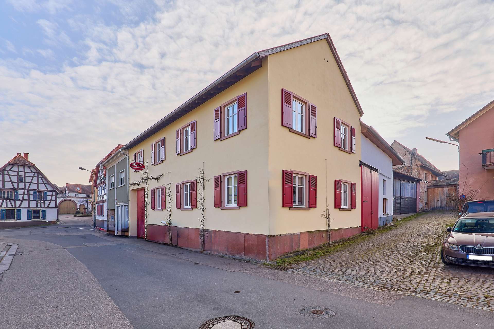 Ihr besonderes Schmuckstück: Stilvoll saniertes Wohnhaus mit ausgestattetem Gastronomiebereich, 67273 Weisenheim am Berg, Einfamilienhaus