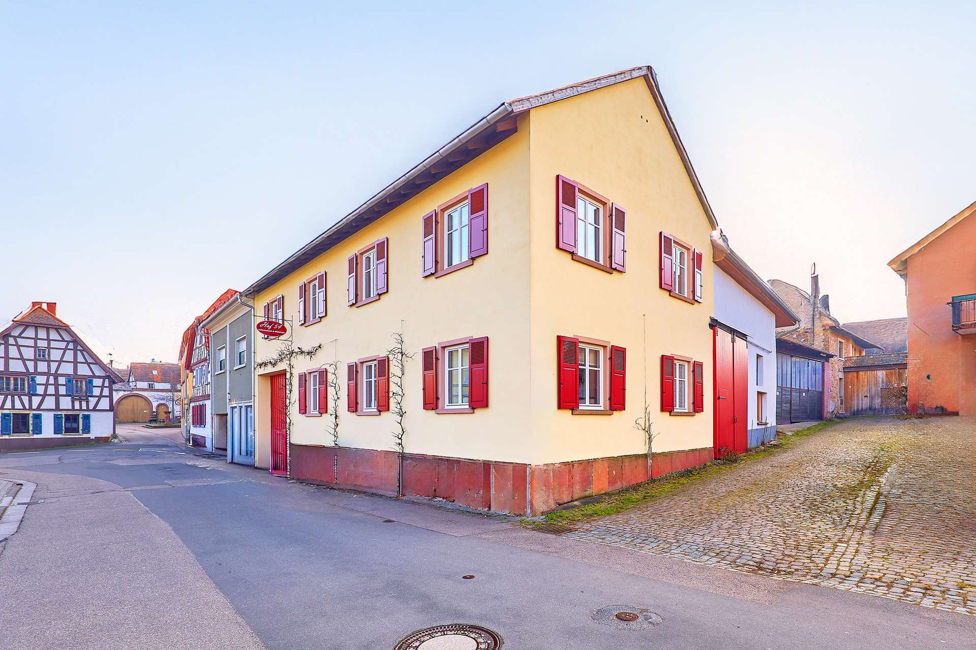 Ihr besonderes Schmuckstück: Stilvoll saniertes Wohnhaus mit ausgestattetem Gastronomiebereich, 67273 Weisenheim am Berg, Einfamilienhaus