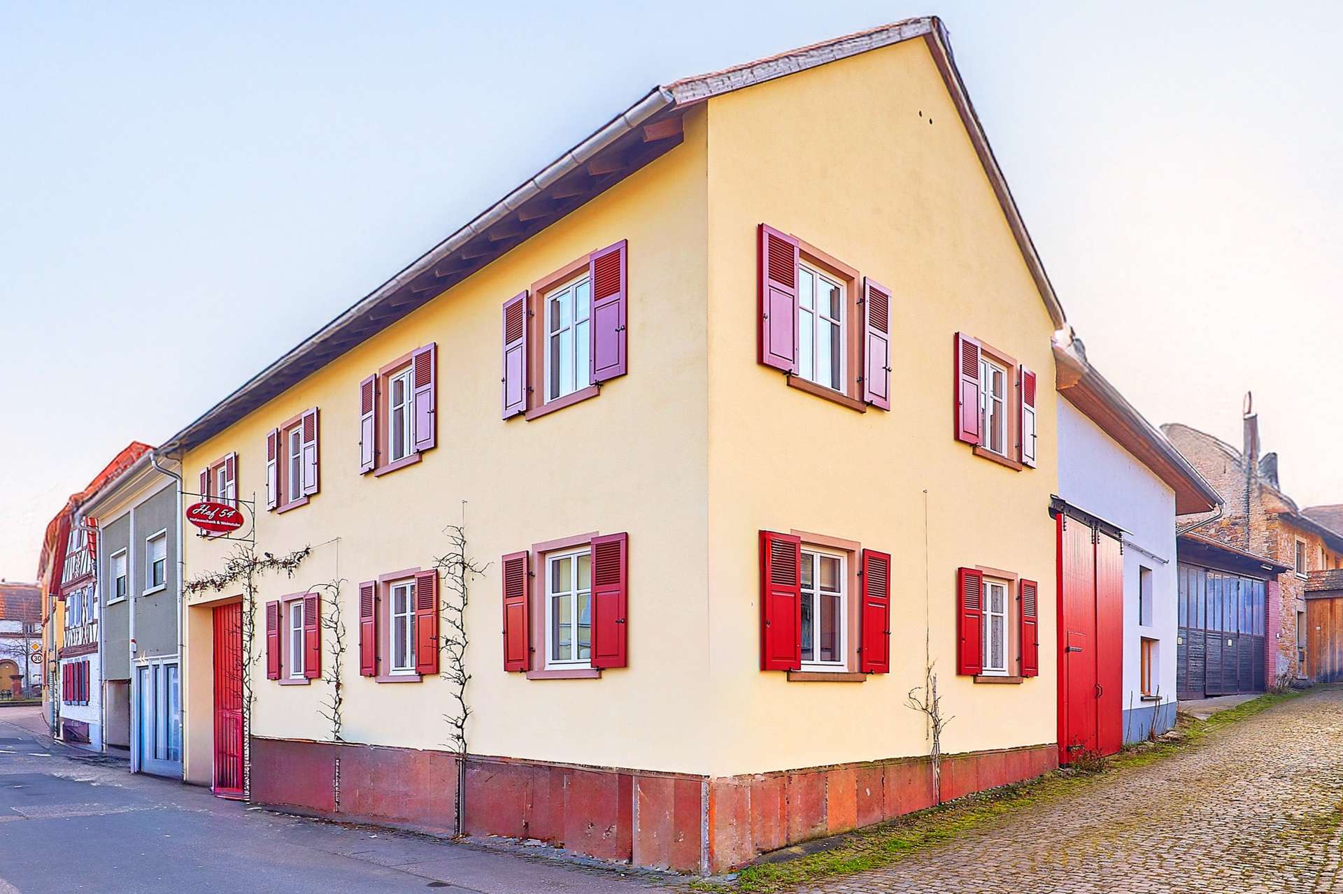 Ihr besonderes Schmuckstück: Stilvoll saniertes Wohnhaus mit ausgestattetem Gastronomiebereich, 67273 Weisenheim am Berg, Einfamilienhaus