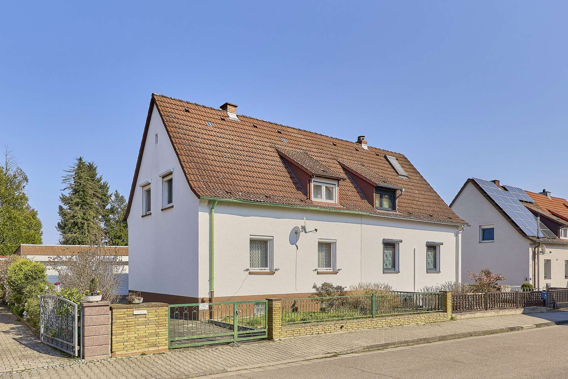 Doppelhaushälfte mit Charakter, Entwicklungsmöglichkeiten & großem Garten, 67166 Otterstadt, Doppelhaushälfte