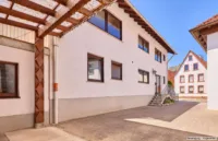 Familienanwesen mit Mehrgenerationenpotenzial, Innenhof & Einliegerwohnung - Außenansicht