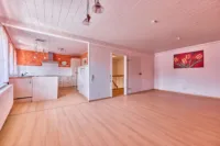 Familienanwesen mit Mehrgenerationenpotenzial, Innenhof & Einliegerwohnung - Wohn- & Esszimmer mit Küche ELW