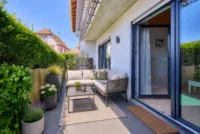 Familienanwesen mit Mehrgenerationenpotenzial, Innenhof & Einliegerwohnung - Terrasse - digitales staging