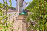 Familienanwesen mit Mehrgenerationenpotenzial, Innenhof & Einliegerwohnung - Terrasse