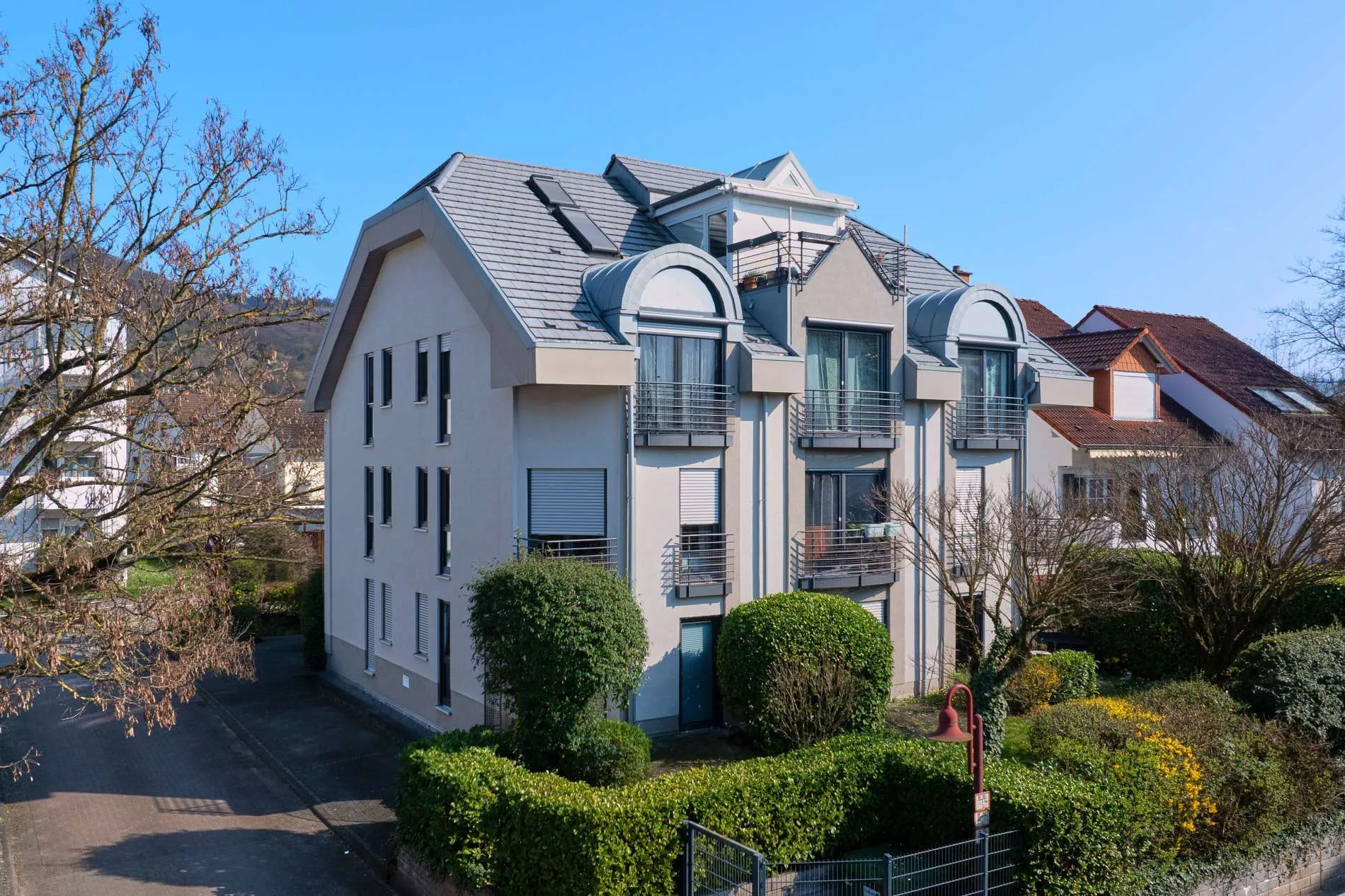 Attraktives Mehrparteienhaus nähe Heidelberg: 16 WEG-geteilte Einheiten mit Wertsteigerungspotenzial, 69221 Dossenheim, Mehrfamilienhaus