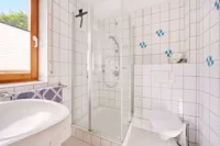 Wohnen mit Freiraum & wunderbarem Fernblick - vielseitiges Anwesen für die gesamte Familie - Badezimmer Appartement