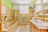 Raum & Charakter - Wohnhaus mit Scheune, großem Garten und Ausbaureserve - Badezimmer OG