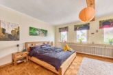 Raum & Charakter - Wohnhaus mit Scheune, großem Garten und Ausbaureserve - Schlafzimmer