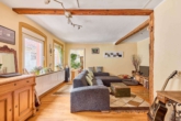 Raum & Charakter - Wohnhaus mit Scheune, großem Garten und Ausbaureserve - Wohnzimmer