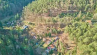 Liebevoll saniertes Kleinod mit idyllischem Garten in ruhiger Lage im Pfälzerwald - Drohnenaufnahme