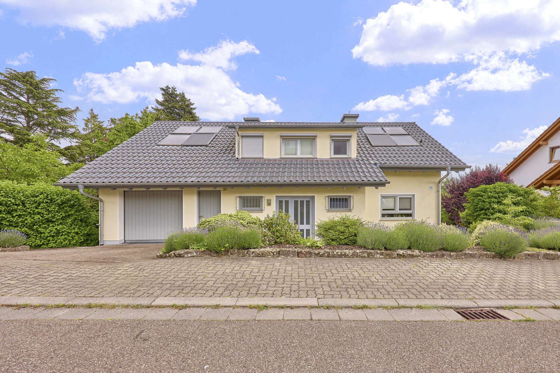 Einziehen & Entspannen – Gepflegtes Zuhause mit wunderschönem Gartenidyll in TOP-Lage, 67434 Neustadt an der Weinstraße, Zweifamilienhaus