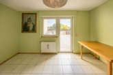 Familientraum mit Wohlfühlfaktor & Einliegerwohnung: lichtdurchflutet, mit paradiesischem Garten - Zimmer I EG