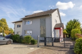 Familientraum mit Wohlfühlfaktor & Einliegerwohnung: lichtdurchflutet, mit paradiesischem Garten - Außenansicht