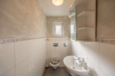Familientraum mit Wohlfühlfaktor & Einliegerwohnung: lichtdurchflutet, mit paradiesischem Garten - Gäste-WC