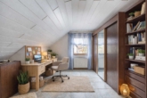 Viel Platz zum Leben – Einfamilienhaus mit großem Garten und Wohlfühlcharakter - Büro_digitales staging