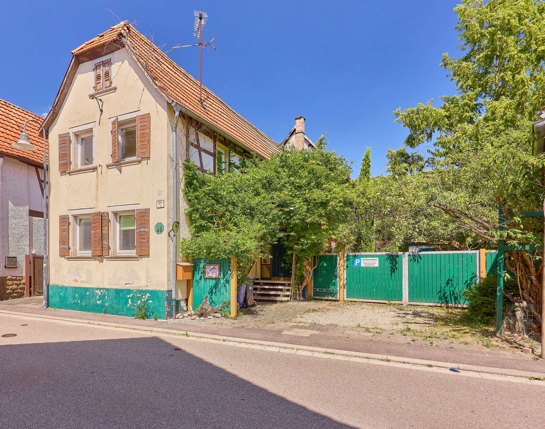 Anwesen mit besonderem Charakter und großzügigem Außenbereich, 76751 Jockgrim, Einfamilienhaus