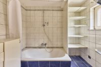 Charaktervolles Anwesen mit weitläufigem Grundstück und zusätzlichem Bauplatz - Badezimmer