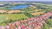 Charaktervolles Anwesen mit weitläufigem Grundstück und zusätzlichem Bauplatz - Drohnenaufnahme