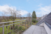 Ihr Investment mit 3,72 % Rendite: Neuwertige Dachgeschosswohnung mit Garten, Balkon & Garage - Balkon