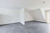 Ihr Investment mit 3,72 % Rendite: Neuwertige Dachgeschosswohnung mit Garten, Balkon & Garage - Wohnzimmer