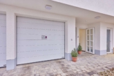 Ihr Investment mit 3,72 % Rendite: Neuwertige Dachgeschosswohnung mit Garten, Balkon & Garage - Garage