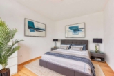Ihr Investment mit 3,72 % Rendite: Neuwertige Dachgeschosswohnung mit Garten, Balkon & Garage - Schlafzimmer (digitales Staging)