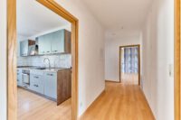 Attraktive Eigentumswohnung mit Südbalkon, 2 Stellplätzen & viel Platz zum Wohlfühlen - Flur / Küche
