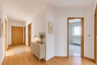 Attraktive Eigentumswohnung mit Südbalkon, 2 Stellplätzen & viel Platz zum Wohlfühlen - Flur - digitales staging