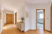 Attraktive Eigentumswohnung mit Südbalkon, 2 Stellplätzen & viel Platz zum Wohlfühlen - Flur - digitales staging