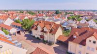 Attraktive Eigentumswohnung mit Südbalkon, 2 Stellplätzen & viel Platz zum Wohlfühlen - Drohnenaufnahme