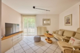 Lichtdurchflutetes Zuhause mit 3 Zimmern, Balkon und Blick ins Grüne - Wohnzimmer