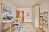 Lichtdurchflutetes Zuhause mit 3 Zimmern, Balkon und Blick ins Grüne - Büro - digitales staging