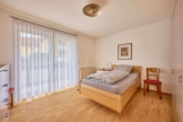 Lichtdurchflutetes Zuhause mit 3 Zimmern, Balkon und Blick ins Grüne - Schlafzimmer
