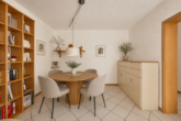Lichtdurchflutetes Zuhause mit 3 Zimmern, Balkon und Blick ins Grüne - Esszimmer (digitales Staging)