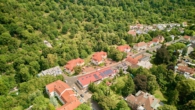 Lichtdurchflutetes Zuhause mit 3 Zimmern, Balkon und Blick ins Grüne - Drohnenaufnahme