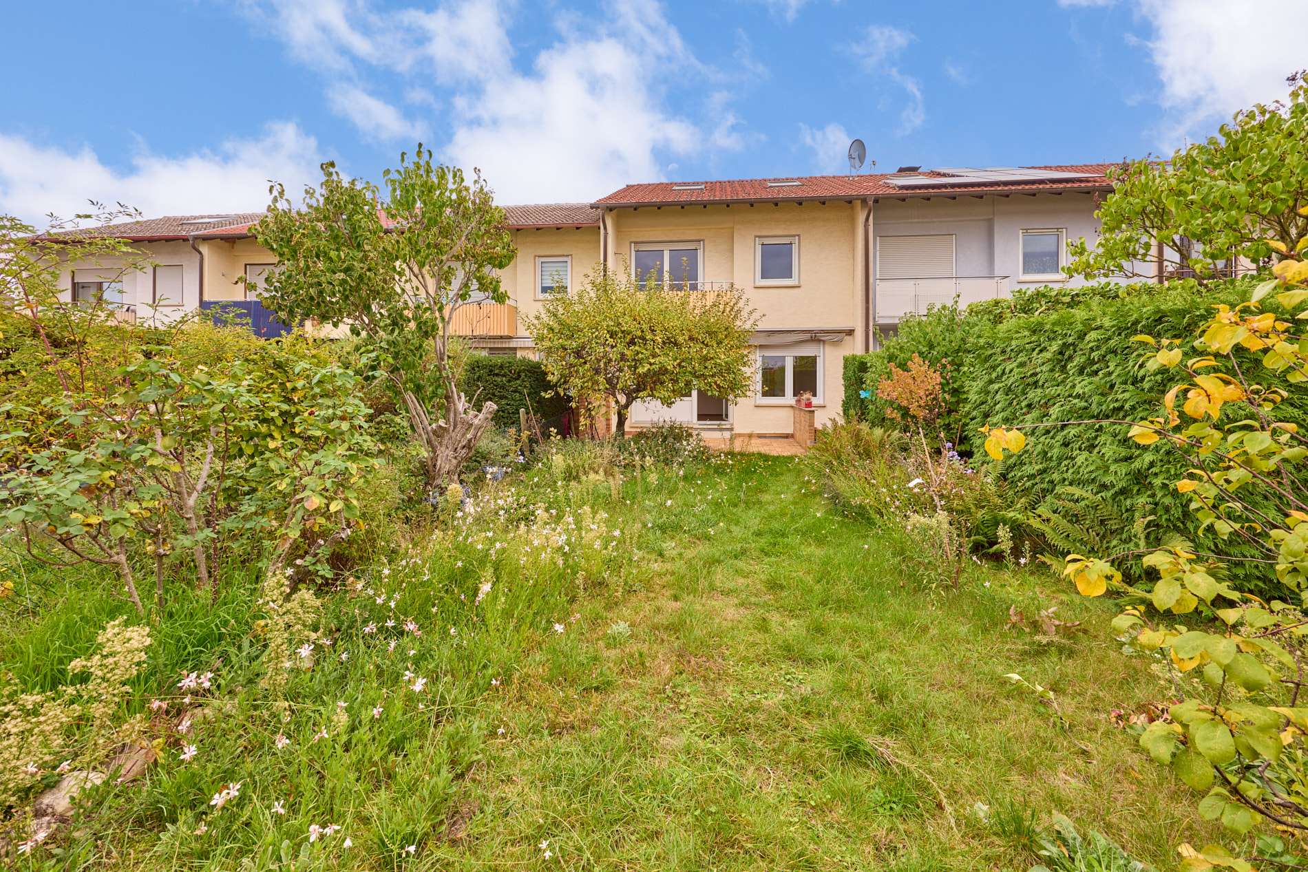 Ihr familienfreundliches Zuhause: Gepflegtes Reihenmittelhaus mit Garten in Neustadt,  67433  Neustadt an der Weinstraße, Reihenmittelhaus