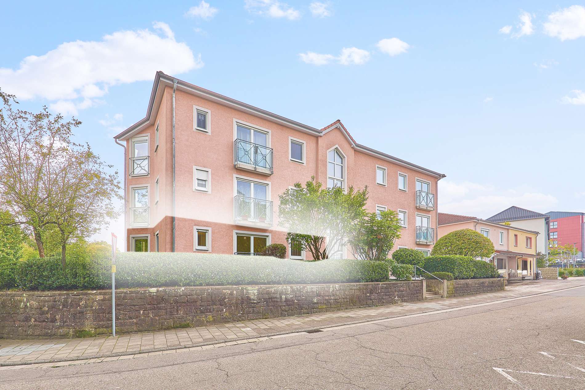 Helle 5-Zimmer-Wohnung im Erdgeschoss mit großzügigen Terrassen und modernem Wohnkomfort, 76887 Bad Bergzabern, Wohnung