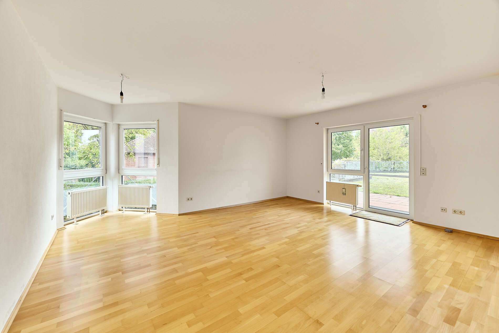 Helle 5-Zimmer-Wohnung im Erdgeschoss mit großzügigen Terrassen und modernem Wohnkomfort, 76887 Bad Bergzabern, Wohnung