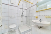 Helle 5-Zimmer-Wohnung im Erdgeschoss mit großzügigen Terrassen und modernem Wohnkomfort - Badezimmer